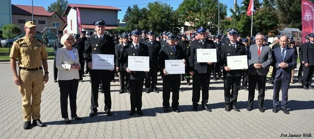 Strażacy z naszego powiatu z promesami na zakup sprzętu