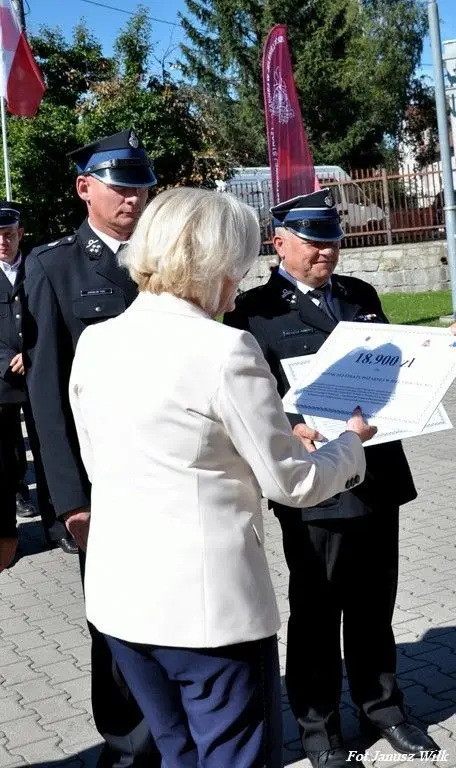 Strażacy z naszego powiatu z promesami na zakup sprzętu