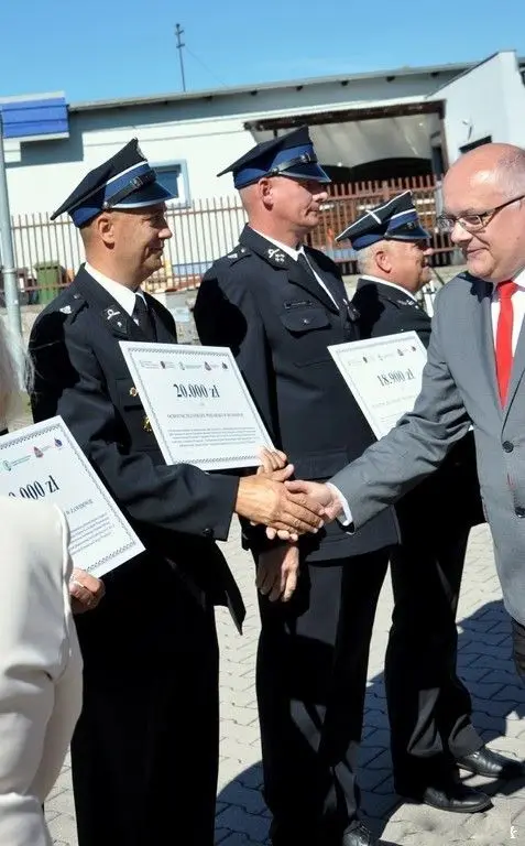 Strażacy z naszego powiatu z promesami na zakup sprzętu
