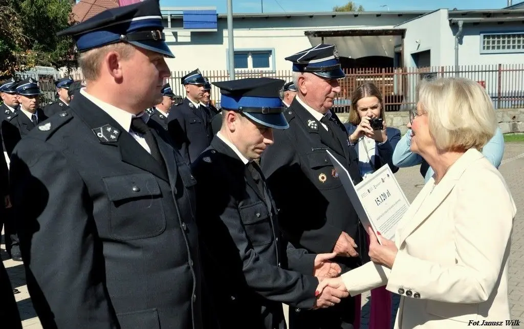 Strażacy z naszego powiatu z promesami na zakup sprzętu