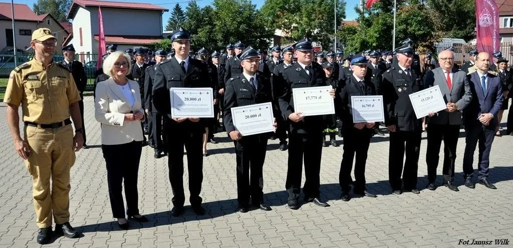Strażacy z naszego powiatu z promesami na zakup sprzętu