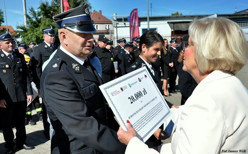 Strażacy z naszego powiatu z promesami na zakup sprzętu