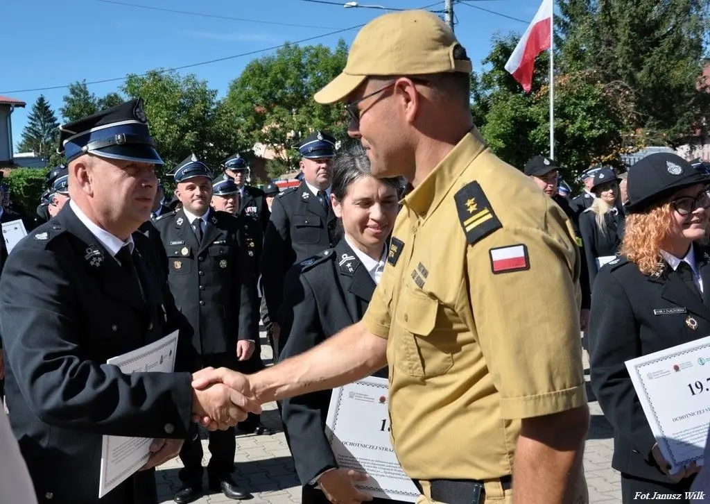 Strażacy z naszego powiatu z promesami na zakup sprzętu