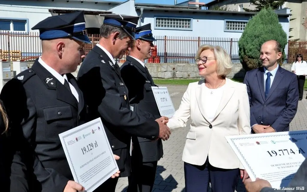 Strażacy z naszego powiatu z promesami na zakup sprzętu