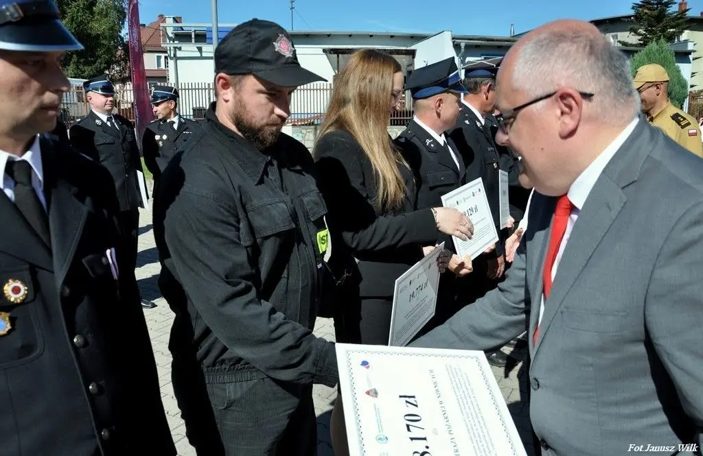 Strażacy z naszego powiatu z promesami na zakup sprzętu