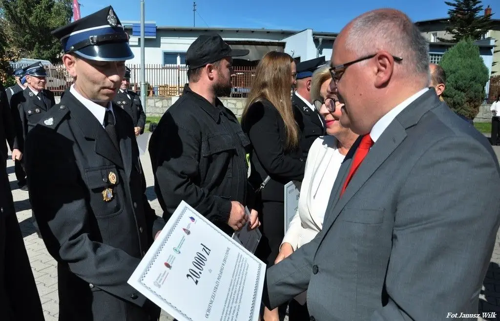 Strażacy z naszego powiatu z promesami na zakup sprzętu
