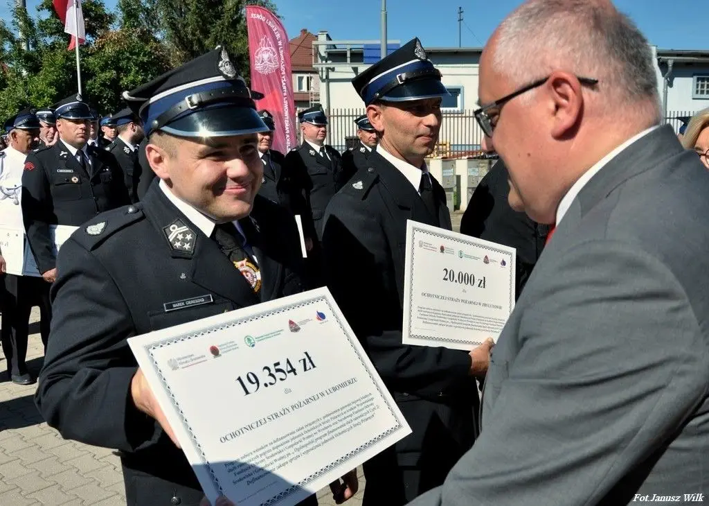 Strażacy z naszego powiatu z promesami na zakup sprzętu