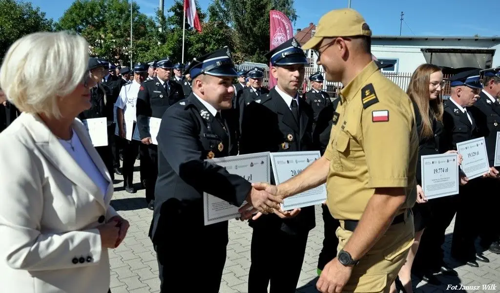 Strażacy z naszego powiatu z promesami na zakup sprzętu