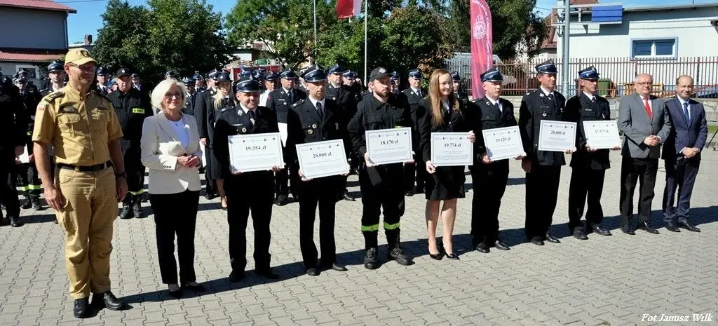 Strażacy z naszego powiatu z promesami na zakup sprzętu
