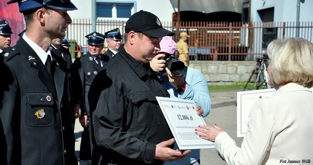 Strażacy z naszego powiatu z promesami na zakup sprzętu