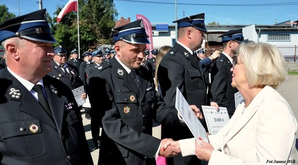 Strażacy z naszego powiatu z promesami na zakup sprzętu