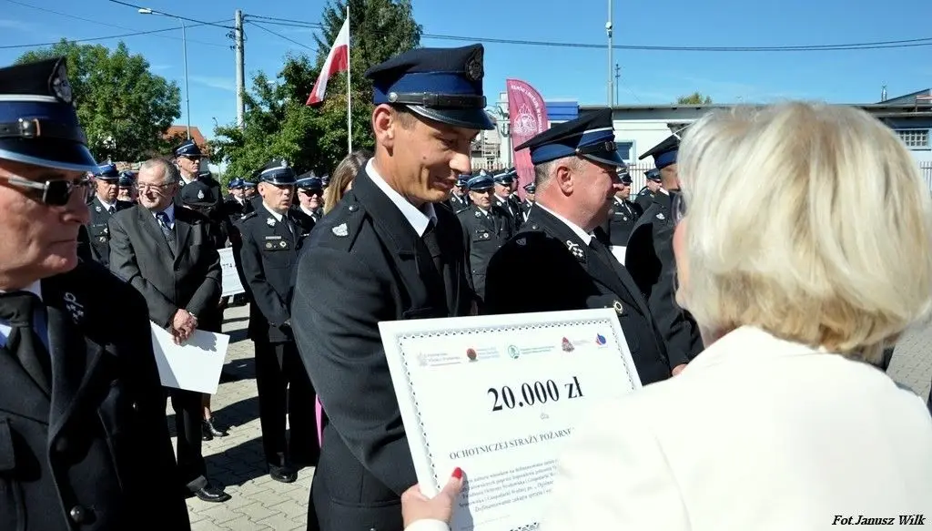 Strażacy z naszego powiatu z promesami na zakup sprzętu