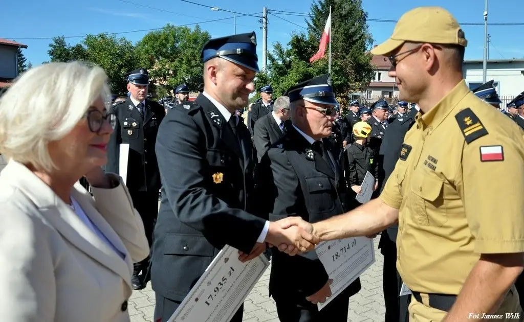 Strażacy z naszego powiatu z promesami na zakup sprzętu