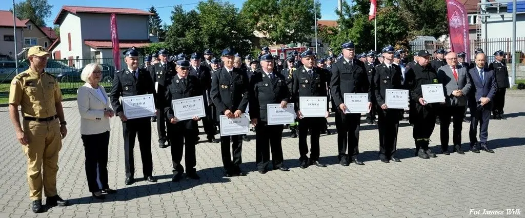 Strażacy z naszego powiatu z promesami na zakup sprzętu