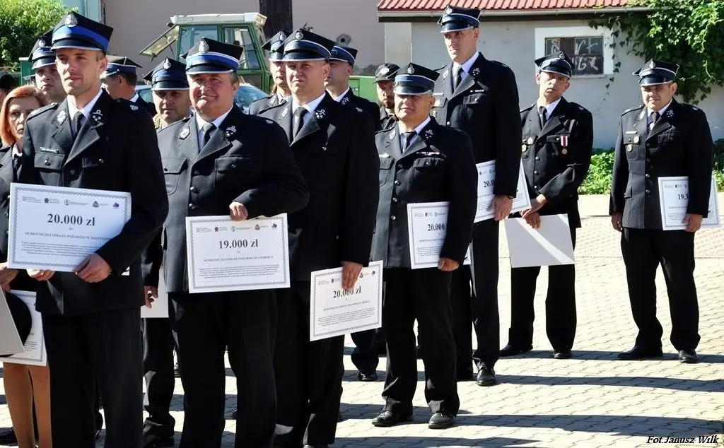 Strażacy z naszego powiatu z promesami na zakup sprzętu