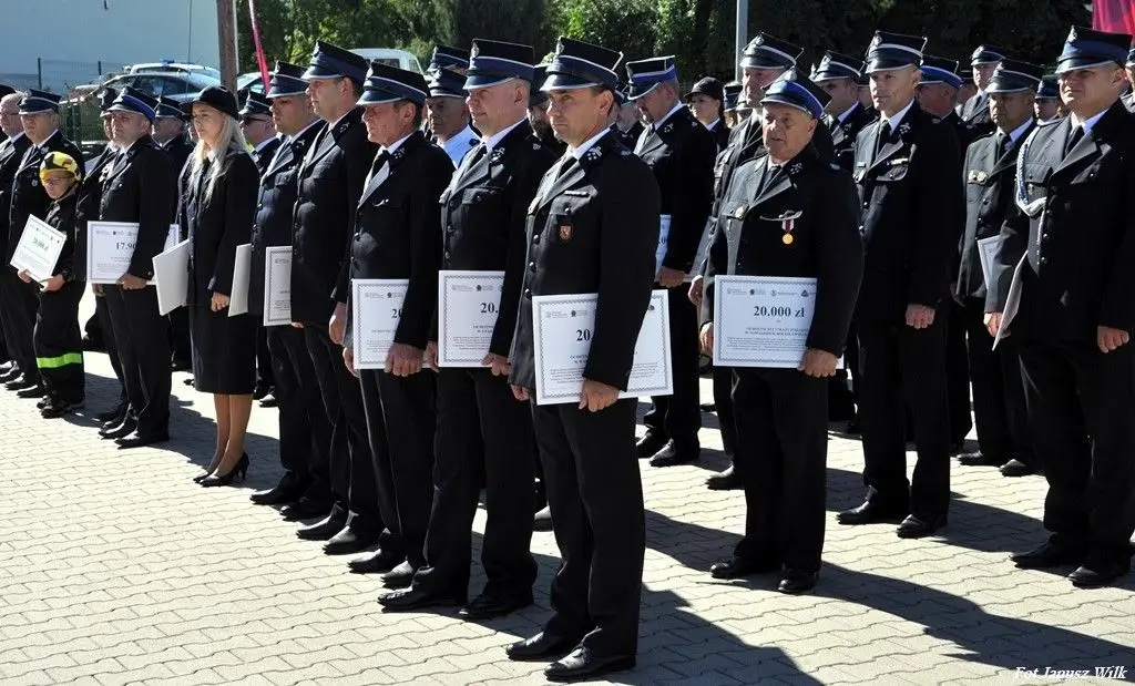 Strażacy z naszego powiatu z promesami na zakup sprzętu