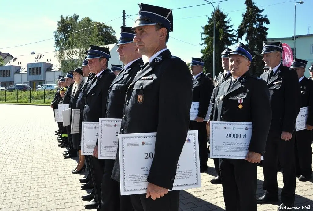 Strażacy z naszego powiatu z promesami na zakup sprzętu