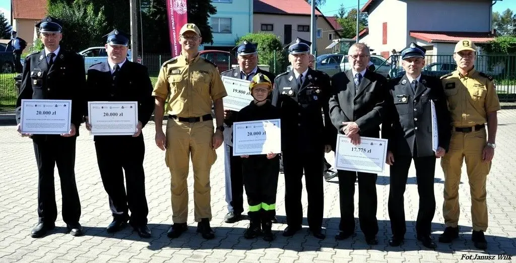 Strażacy z naszego powiatu z promesami na zakup sprzętu