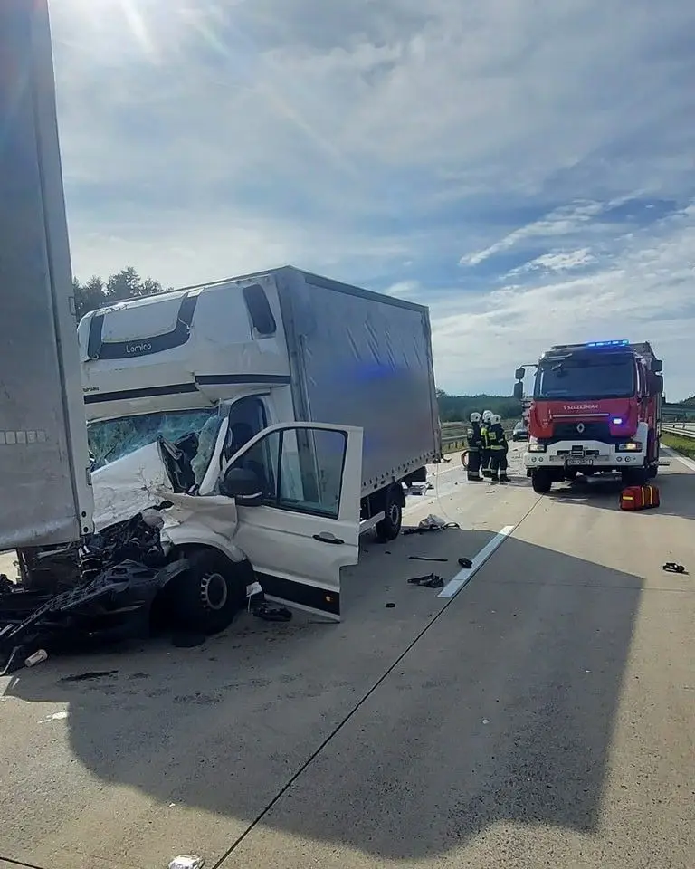 Zderzenie dostawczaka i ciężarówki na A4