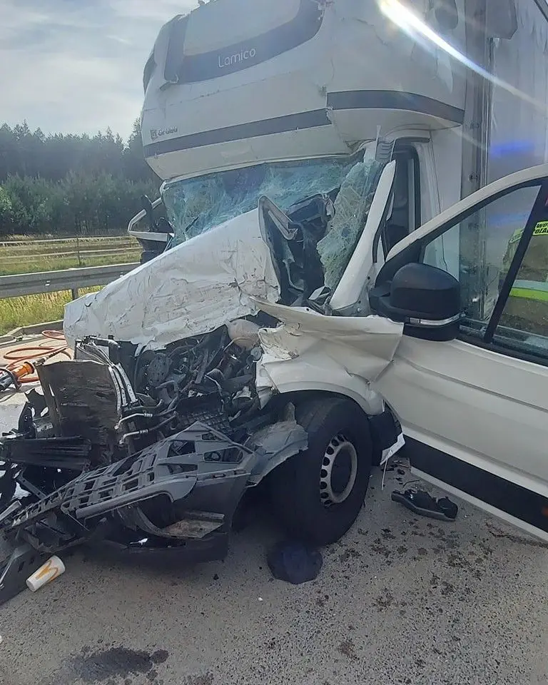Zderzenie dostawczaka i ciężarówki na A4