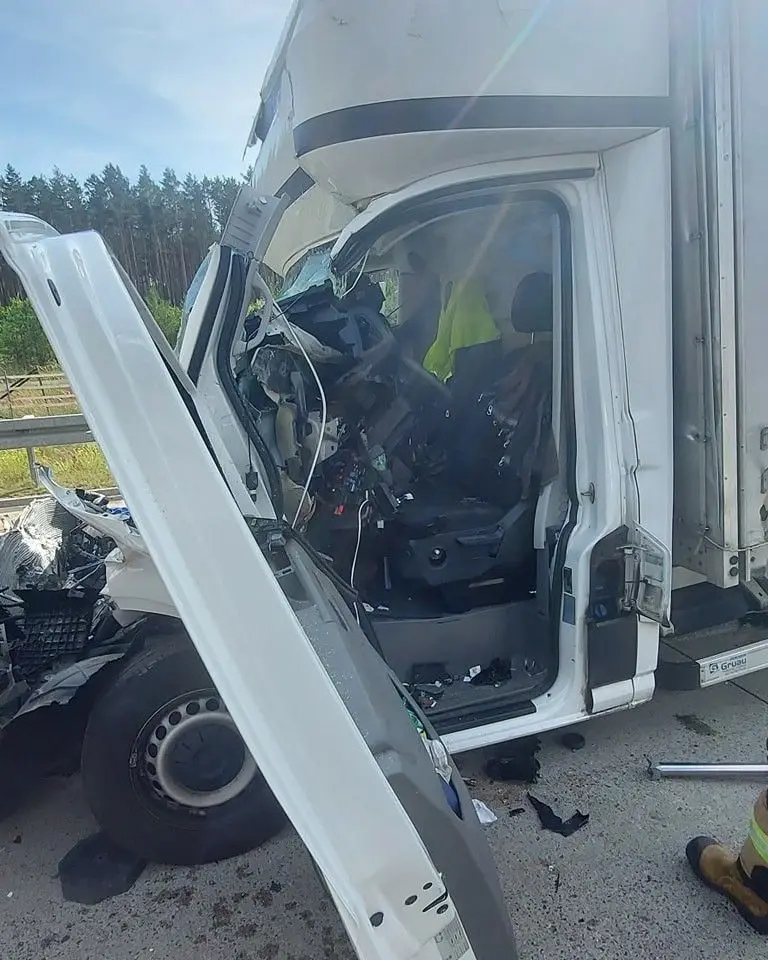 Zderzenie dostawczaka i ciężarówki na A4