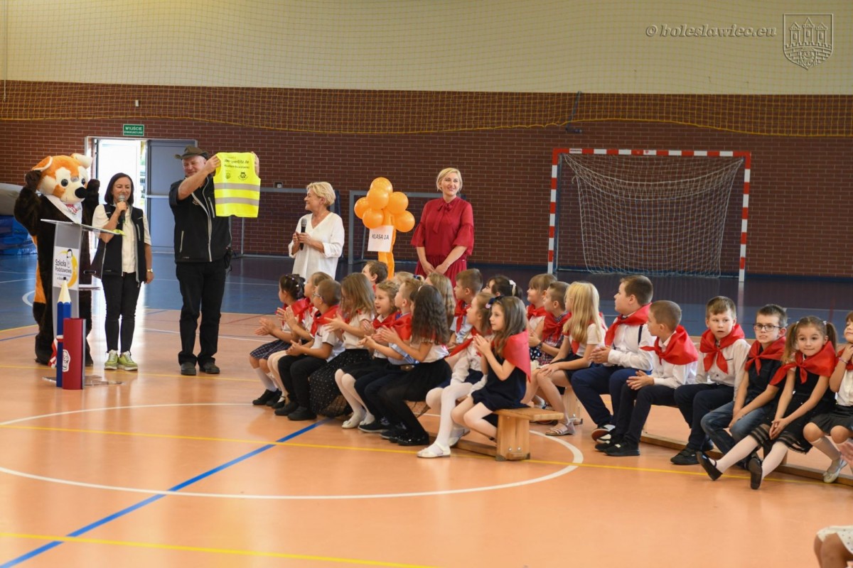 Uroczyste ślubowanie uczniów „Jedynki” w Bolesławcu