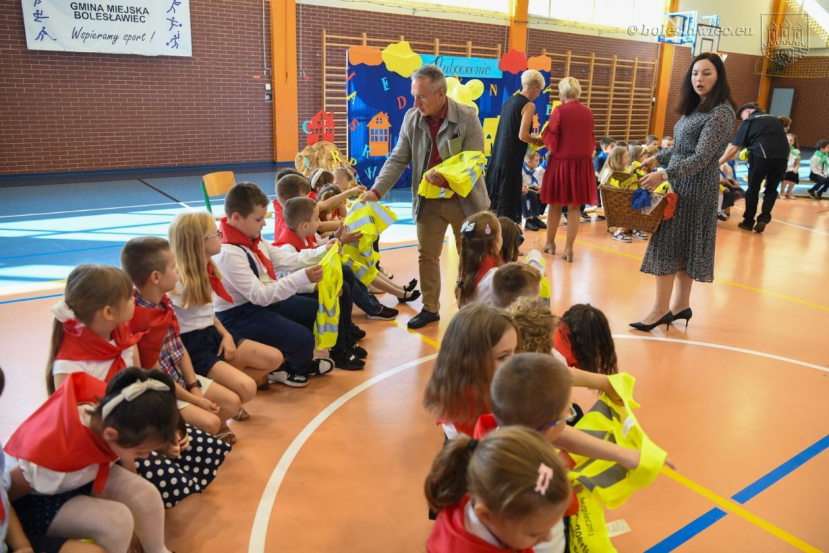 Uroczyste ślubowanie uczniów „Jedynki” w Bolesławcu