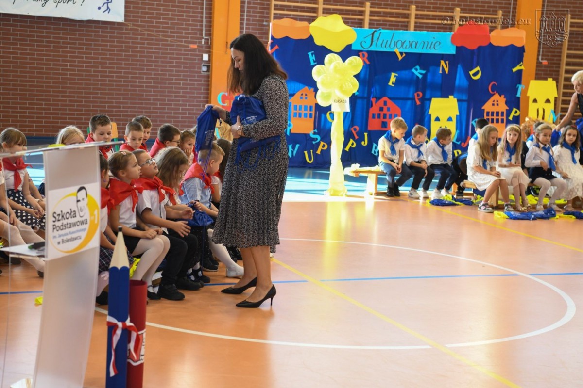 Uroczyste ślubowanie uczniów „Jedynki” w Bolesławcu