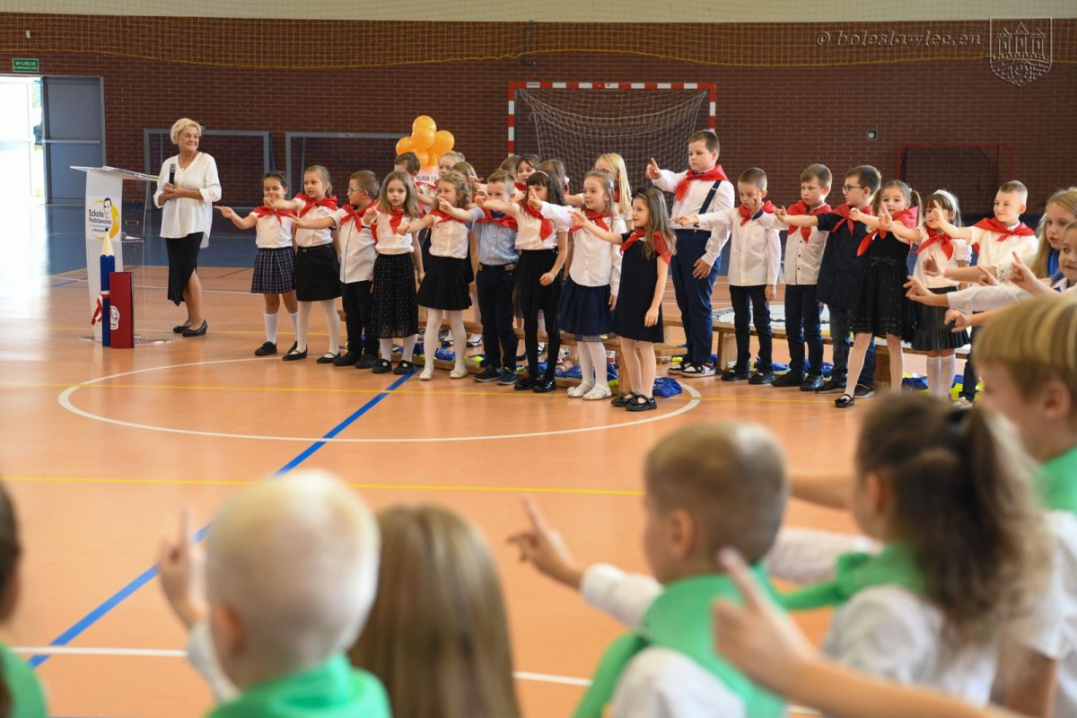 Uroczyste ślubowanie uczniów „Jedynki” w Bolesławcu
