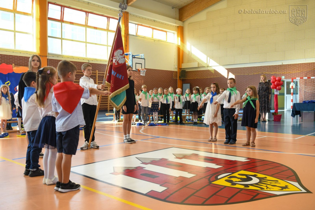 Uroczyste ślubowanie uczniów „Jedynki” w Bolesławcu