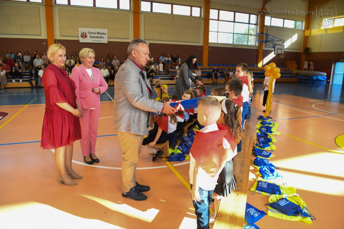 Uroczyste ślubowanie uczniów „Jedynki” w Bolesławcu