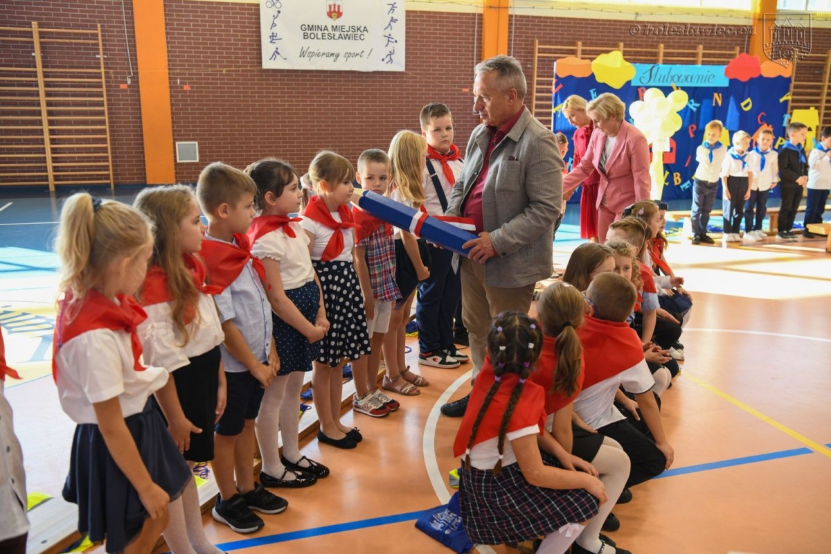 Uroczyste ślubowanie uczniów „Jedynki” w Bolesławcu