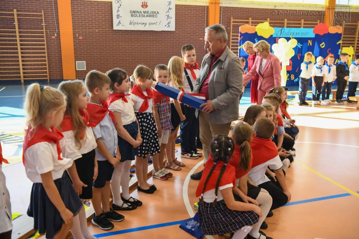 Uroczyste ślubowanie uczniów „Jedynki” w Bolesławcu