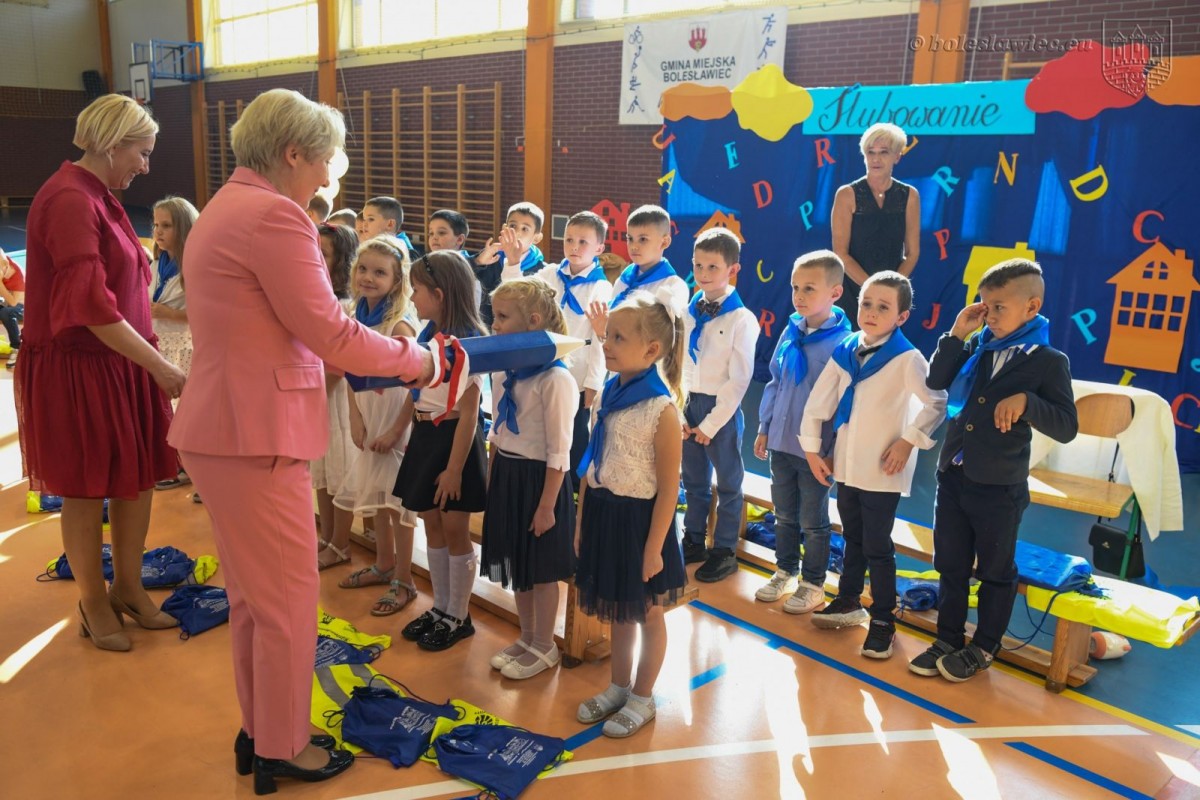 Uroczyste ślubowanie uczniów „Jedynki” w Bolesławcu