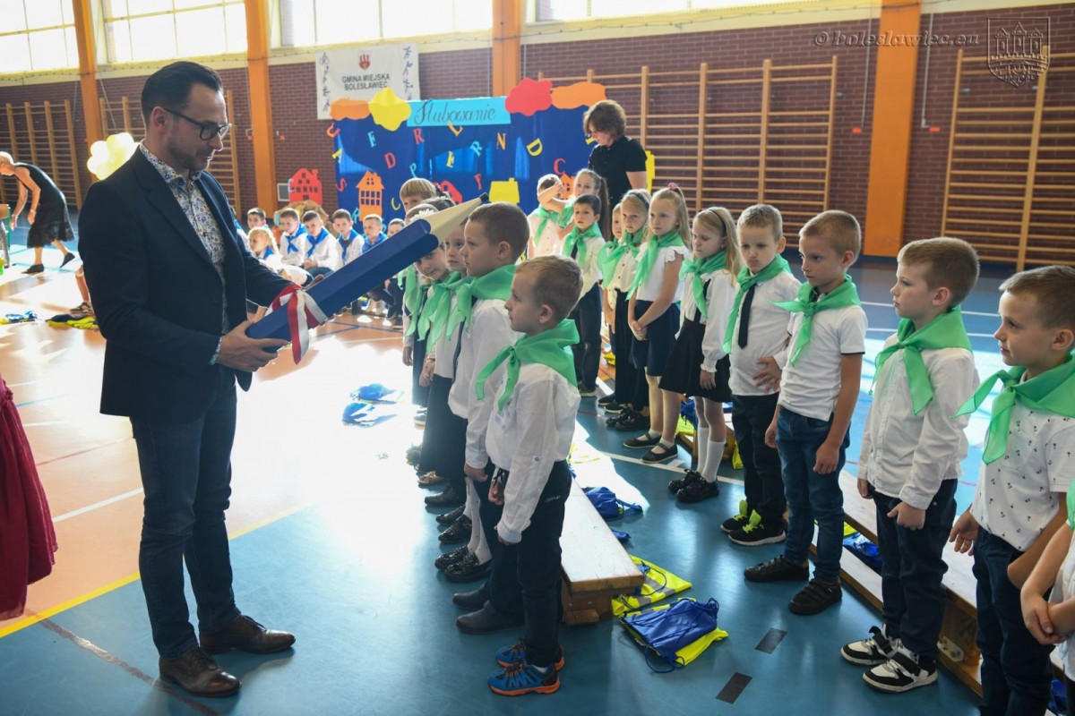 Uroczyste ślubowanie uczniów „Jedynki” w Bolesławcu