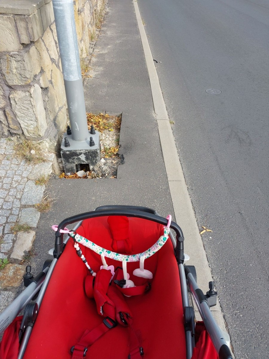 Czytelniczka: brak pasów i problemy z chodnikami