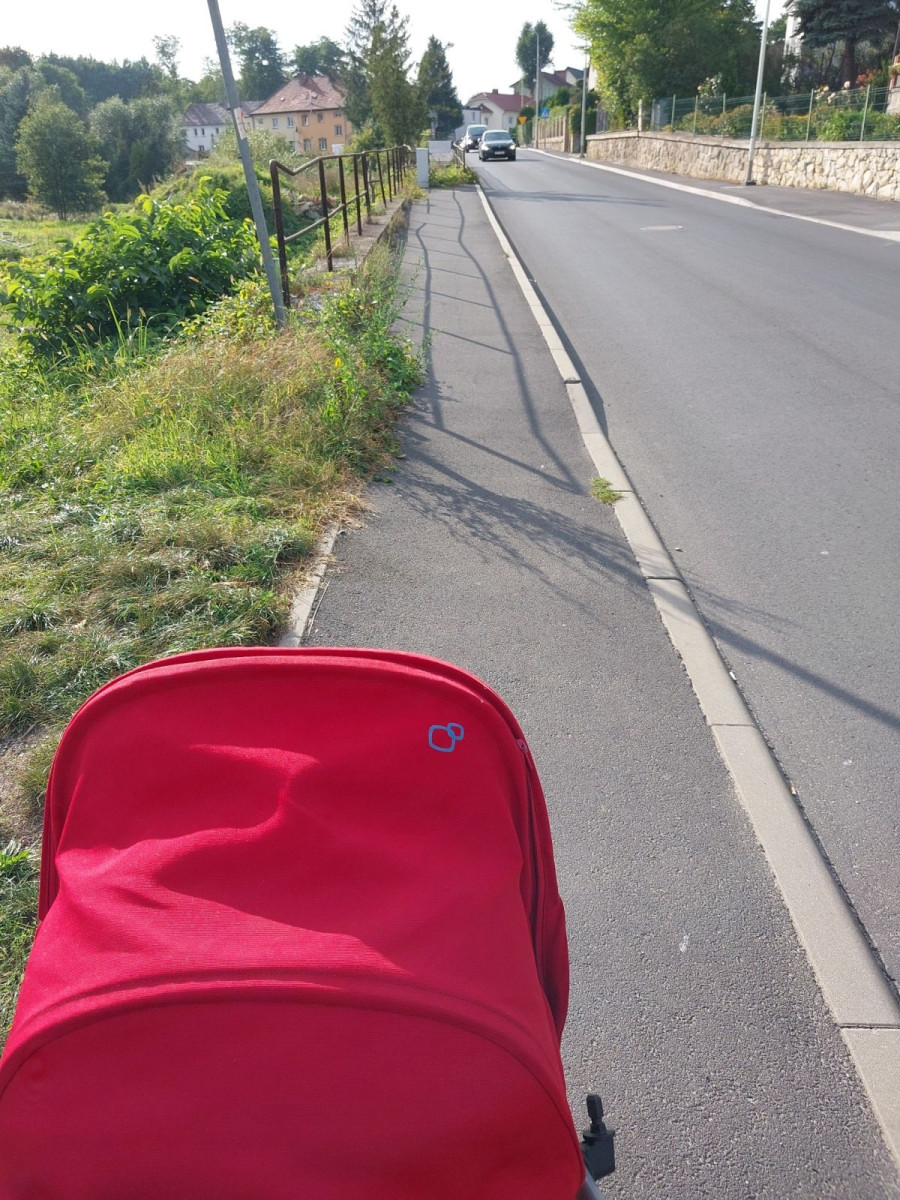 Czytelniczka: brak pasów i problemy z chodnikami