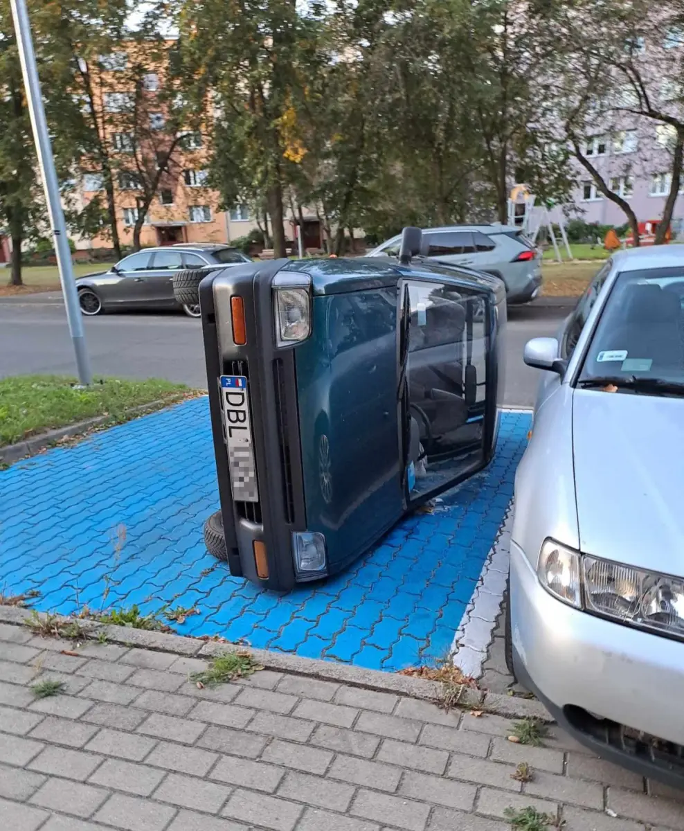 Przewrócone auto na Jana Pawła II w Bolesławcu