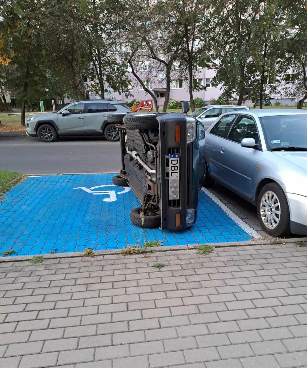 Przewrócone auto na Jana Pawła II w Bolesławcu