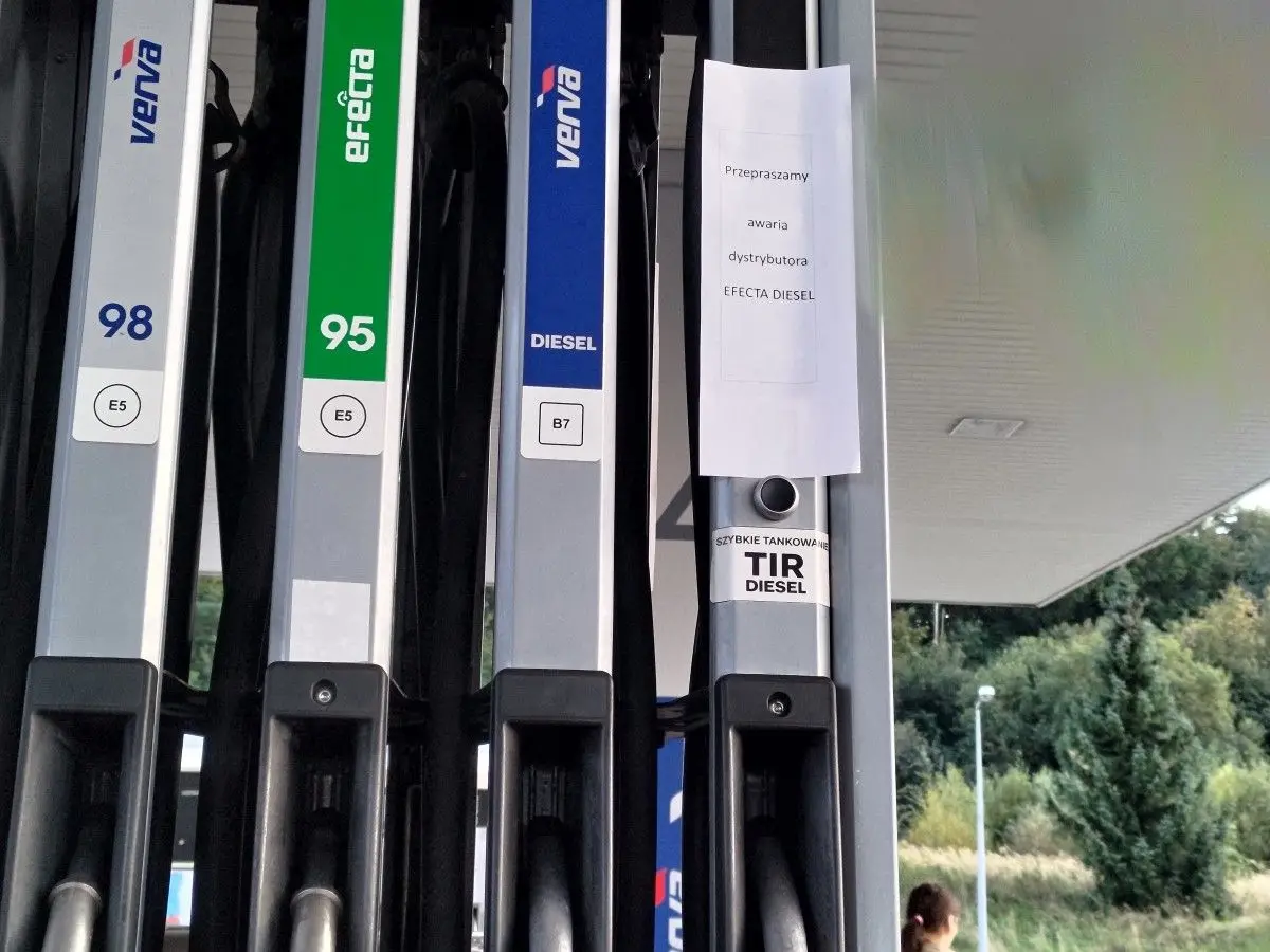 Kartka z komunikatem o awarii dystrybutora na stacjach PKN Orlen w Bolesławcu