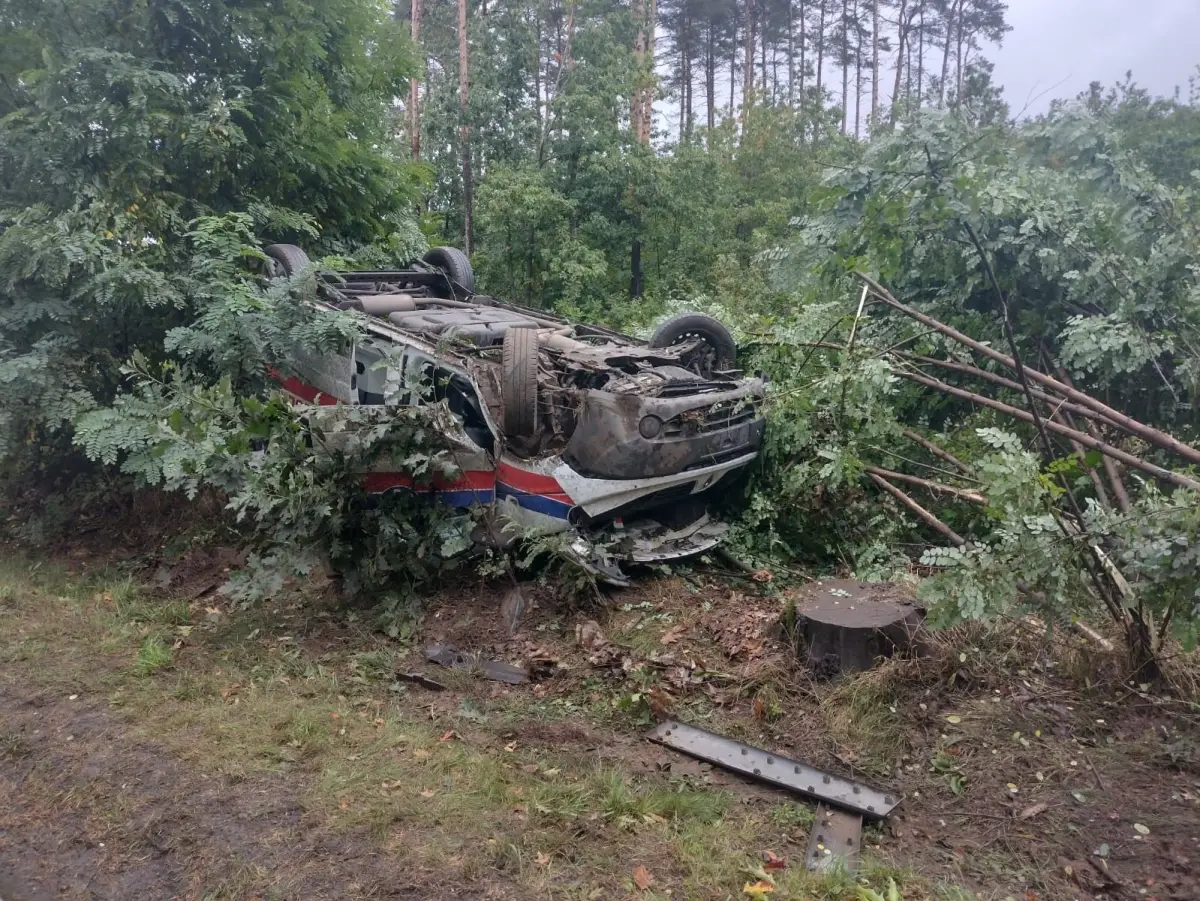 Dachowanie karetki między Węglińcem a Czerwoną Wodą
