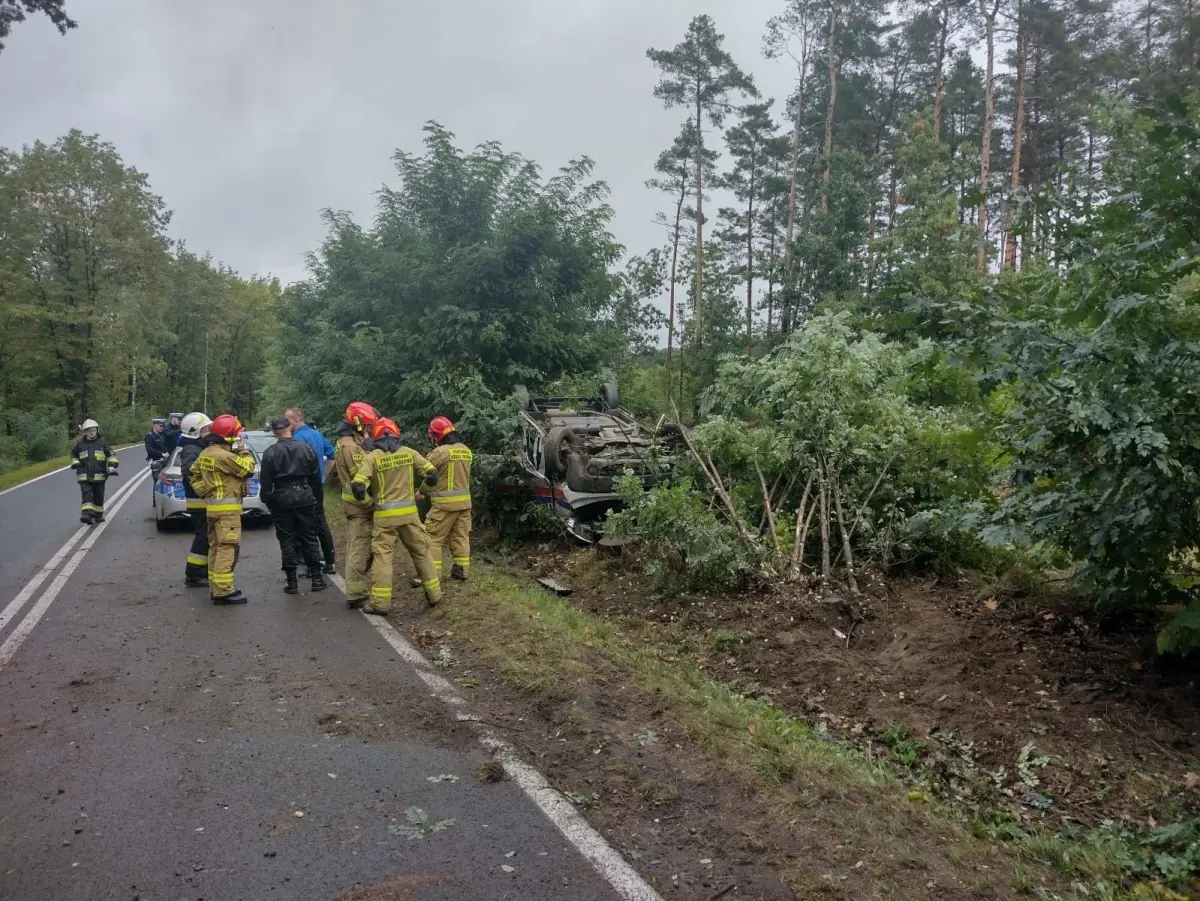 Dachowanie karetki między Węglińcem a Czerwoną Wodą