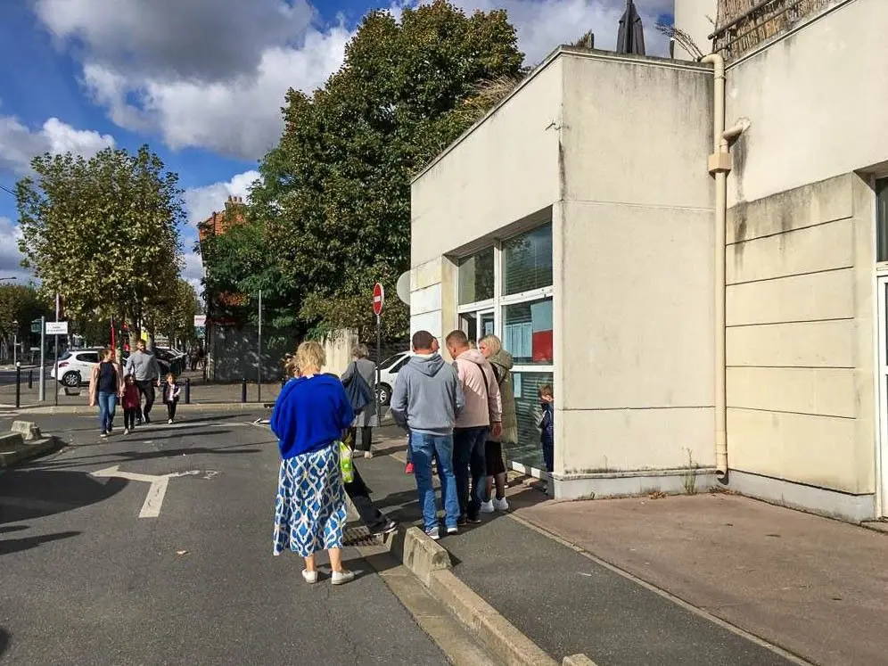 Kolejka do komisji wyborczej: Champigny-sur-Marne 12:00