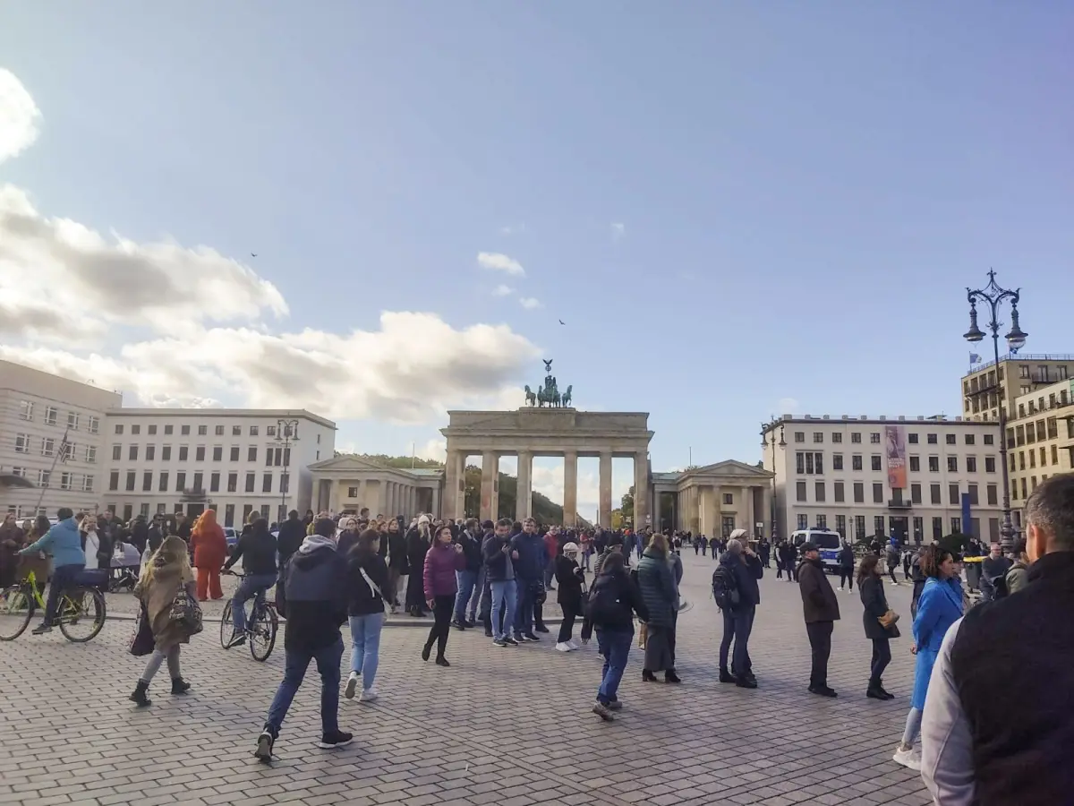Kolejka do komisji wyborczej w Berlinie, godz. 14:30