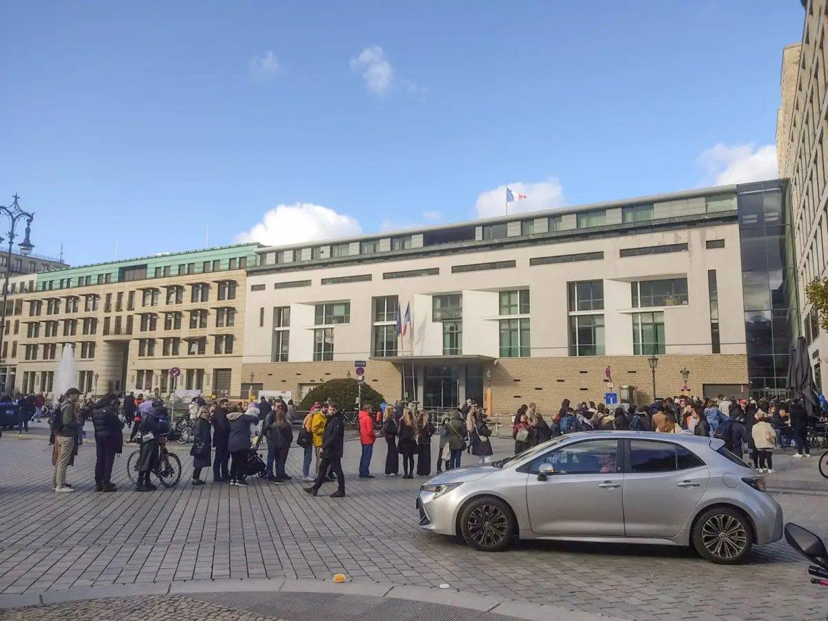 Kolejka do komisji wyborczej w Berlinie, godz. 14:30
