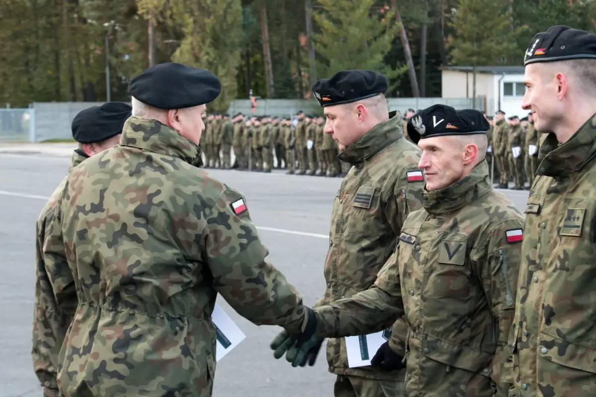 Uroczysty apel z okazji Dnia Wojsk Łączności i Informatyki