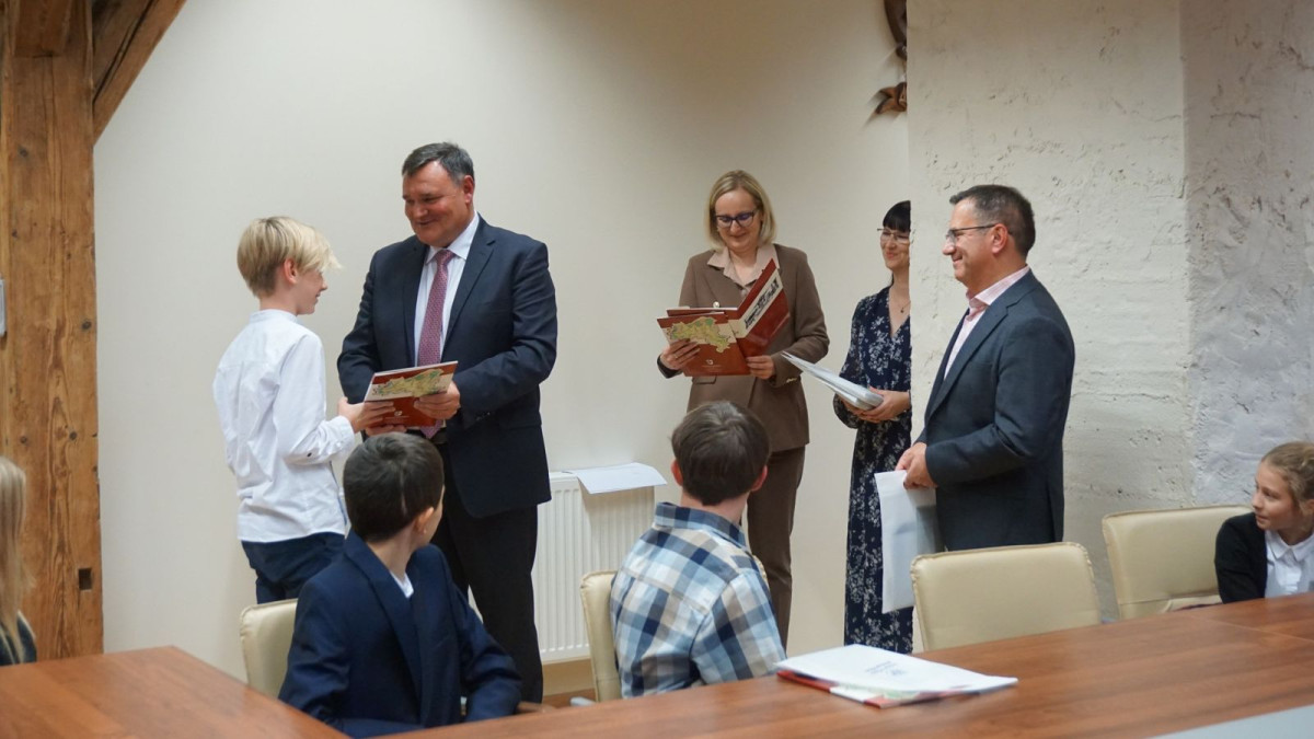 Najzdolniejsi uczniowie z gminy Nowogrodziec uhonorowani