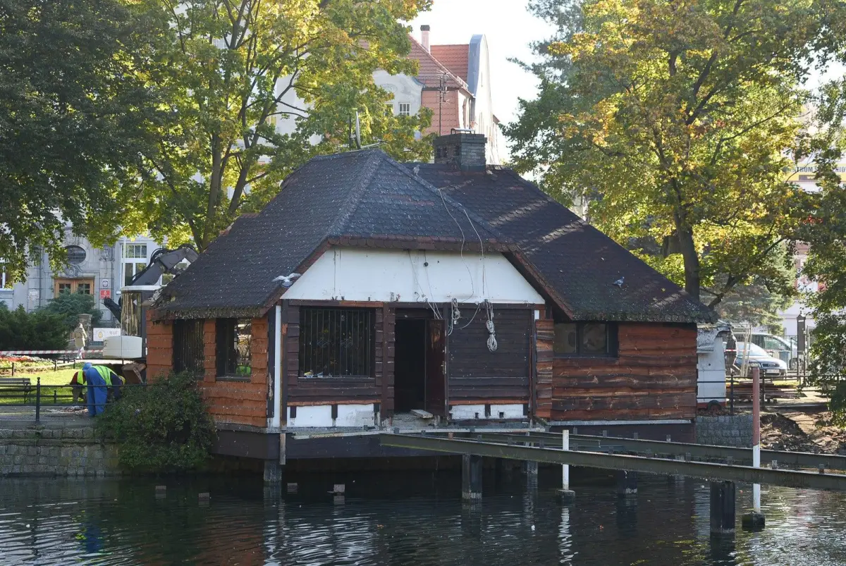 Rozbierają kultową Łajbę