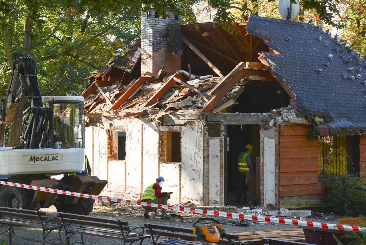Rozbierają kultową Łajbę