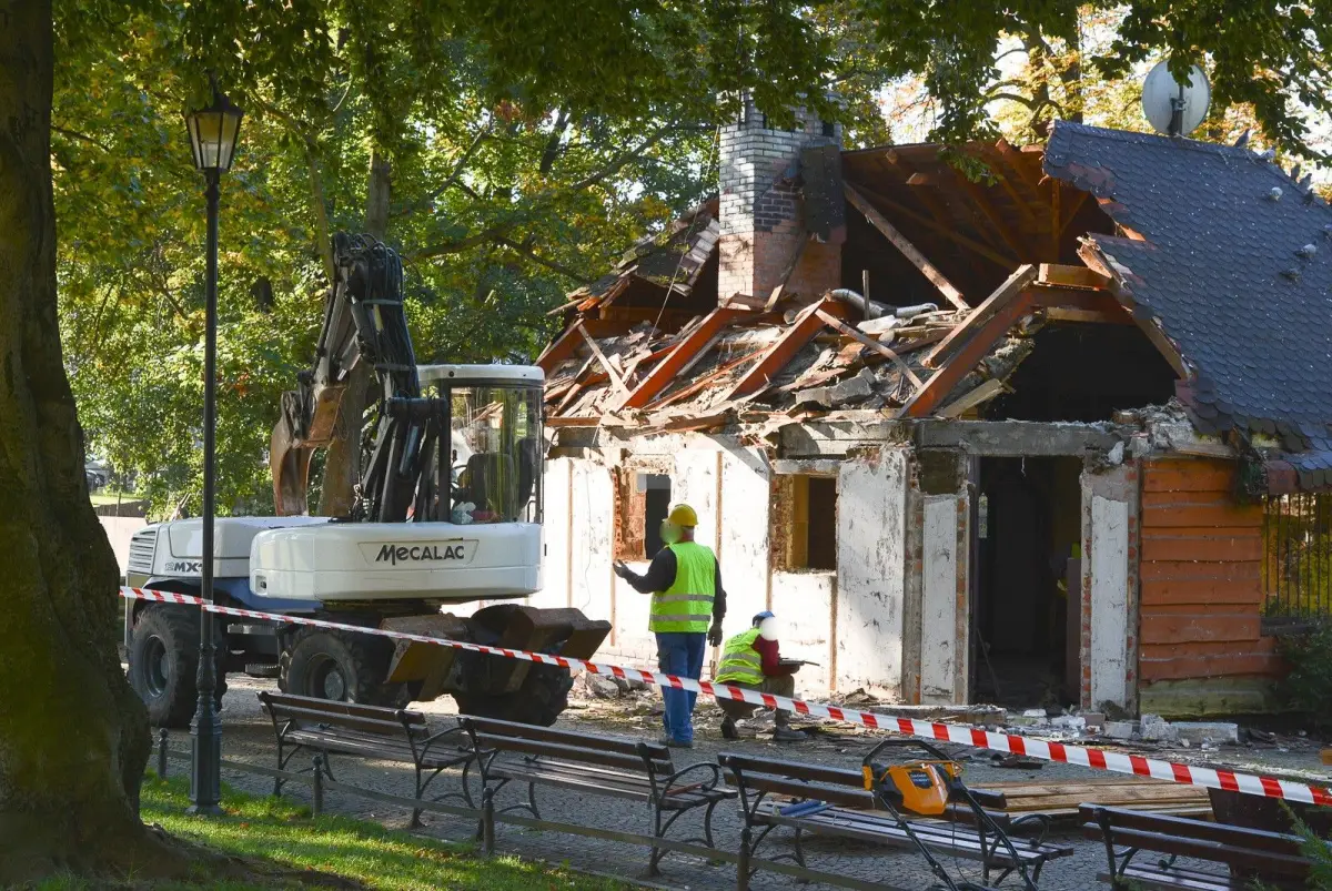 Rozbierają kultową Łajbę